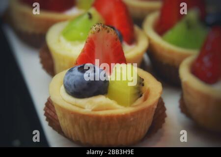 Torte di frutta a tema estivo per il dessert estivo perfetto Foto Stock