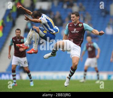 Brighton e Hove Albion's Inigo Calderon e Sam Vokes di Burnley Foto Stock