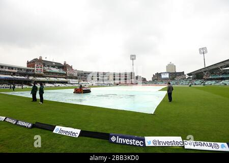 Le coperture di pioggia giacciono sul campo il giorno quattro della prova di quinto Ashes al Kia Oval Foto Stock