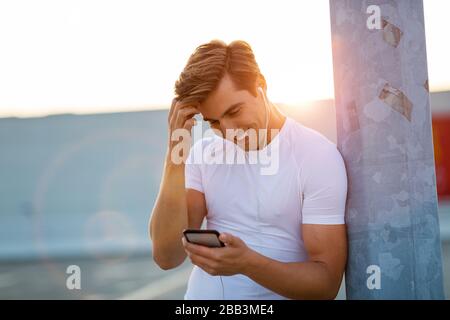Giovane uomo esercizio all'aperto Foto Stock