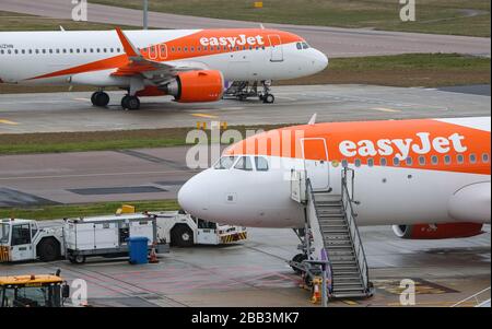 Gli aerei easyJet siedono sul tarmac all'aeroporto di Luton nel Bedfordshire, dopo che la compagnia aerea ha annunciato che ha messo a terra la sua intera flotta di 344 aerei a causa della pandemia di coronavirus. Foto Stock