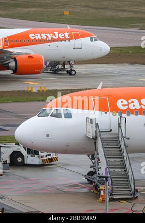 Gli aerei easyJet siedono sul tarmac all'aeroporto di Luton nel Bedfordshire, dopo che la compagnia aerea ha annunciato che ha messo a terra la sua intera flotta di 344 aerei a causa della pandemia di coronavirus. Foto Stock