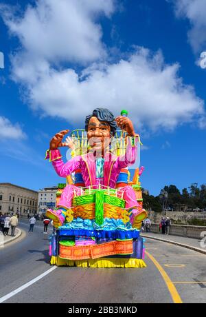 Valletta,Malta - 23 febbraio 2020 : il Carnevale galleggia sulla sfilata attraverso le strade della città di Valletta. Foto Stock