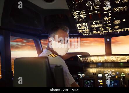 pilota aereo in una maschera medica sul suo viso Foto Stock