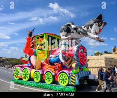 Valletta,Malta - 23 febbraio 2020 : il Carnevale galleggia sulla sfilata attraverso le strade della città di Valletta. Foto Stock