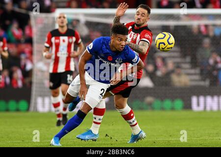 Mason Holgate di Everton e Danny Ings di Southampton in azione - Southampton v Everton, Premier League, St Mary's Stadium, Southampton, Regno Unito - 9th novembre 2019 solo uso editoriale - si applicano le restrizioni di DataCo Foto Stock