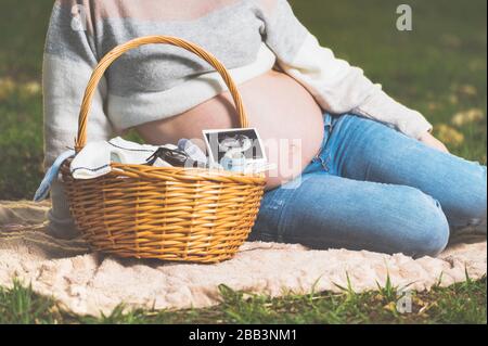 Baby cesto in vimini Foto stock - Alamy