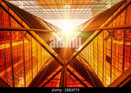 Hong Kong, Cina - 30 luglio 2019: Famosa facciata dorata del China Hong Kong City Mall a Tsim Sha Tsui, Hong Kong. Foto Stock