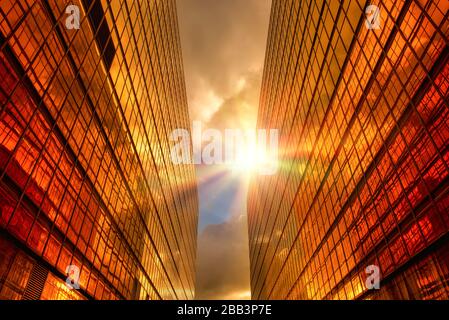 Hong Kong, Cina - 30 luglio 2019: Famosa facciata dorata del China Hong Kong City Mall a Tsim Sha Tsui, Hong Kong. Foto Stock