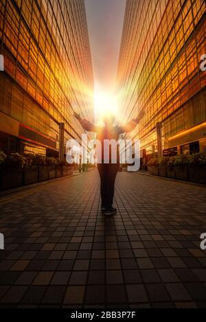 Hong Kong, Cina - 30 luglio 2019: Famosa facciata dorata del China Hong Kong City Mall a Tsim Sha Tsui, Hong Kong. Foto Stock