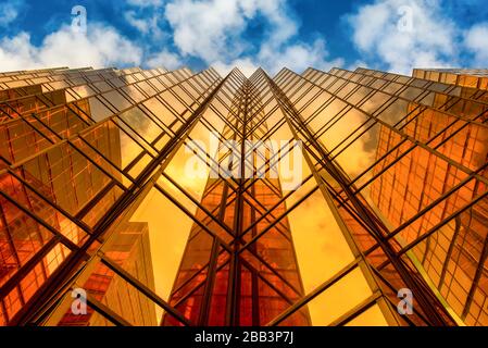 Hong Kong, Cina - 30 luglio 2019: Famosa facciata dorata del China Hong Kong City Mall a Tsim Sha Tsui, Hong Kong. Foto Stock