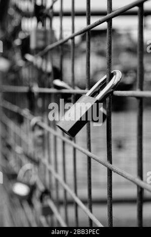 Amatori lucchetti posti su una recinzione dal fiume exe nel centro della città di Exeter, Devon, Regno Unito. Gli amanti mettono lucchetti su recinzioni per pegno amore. Foto Stock