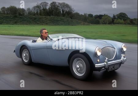 1956 Austin Healey 100M guida a velocità. Foto Stock