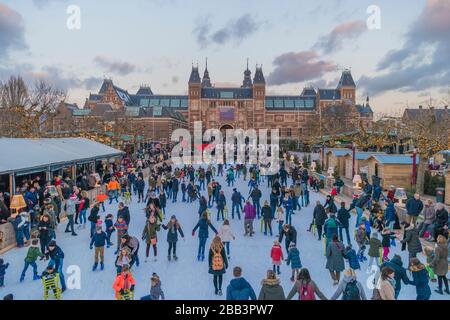 Amsterdam città Olanda Novembre 2019 pista di pattinaggio Rijksmuseum in una giornata luminosa durante l'inverno nei paesi bassi Foto Stock