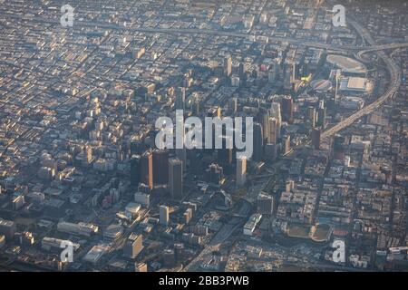 Generale veduta aerea del centro di Los Angeles durante un volo intorno alla California del Sud il Sabato 5 Ottobre 2019, a Los Angeles, California, USA. (Foto di IOS/Espa-Images) Foto Stock