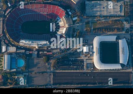 Veduta aerea generale del Los Angeles Memorial Coliseum e del Banc of California Stadium durante un volo intorno alla California del Sud sabato 5 ottobre 2019, a Los Angeles, California, Stati Uniti. (Foto di IOS/Espa-Images) Foto Stock