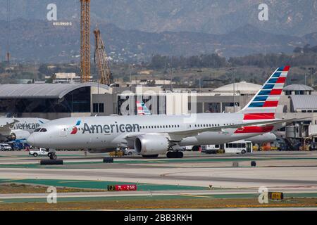 Un Boeing Dreamliner 787-8 di American Airlines in taxi verso l'hangar all'aeroporto internazionale di Los Angeles (LAX) venerdì 28 febbraio 2020 a Los Angeles, California, Stati Uniti. (Foto di IOS/Espa-Images) Foto Stock