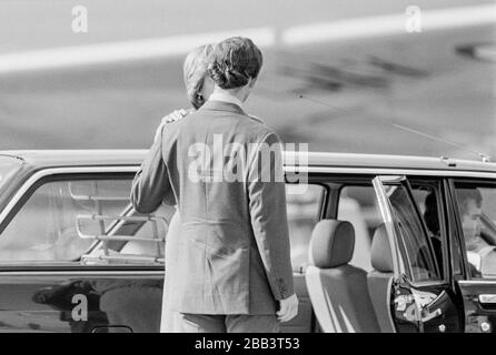 Il Principe e la Principessa del Galles, in partenza da Heathrow di Londra per l'Egitto nell'ottobre 1981. Foto Stock