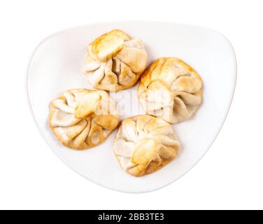 cucina georgiana - vista dall'alto di khinkali fritto su piatto isolato su sfondo bianco Foto Stock