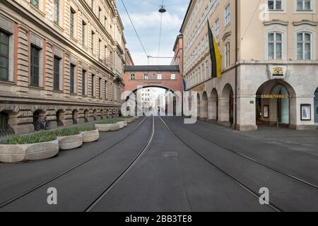 Monaco di Baviera - Germania, 27. Marzo 2020: Maffeistrasse Monaco. Strade vuote e centro della città di Monaco, Germania a causa di arresto a causa della corona Foto Stock