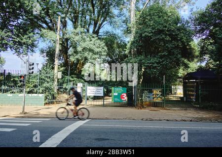 Immagini della città di São Paulo sotto la quarantena di Covid-19 ( marzo 2020 ) con strade vuote, commercio chiuso e senza automobili. Alcune persone sono ancora sulla strada Foto Stock