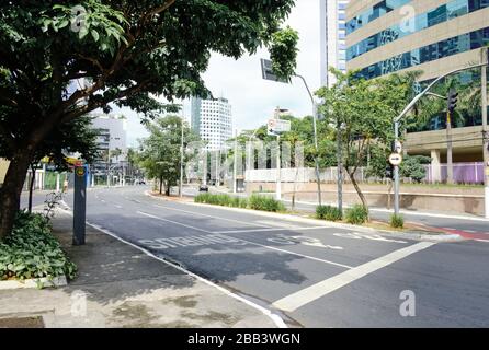 Immagini della città di São Paulo sotto la quarantena di Covid-19 ( marzo 2020 ) con strade vuote, commercio chiuso e senza automobili. Alcune persone sono ancora sulla strada Foto Stock