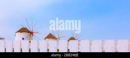 Mykonos, Grecia, copia spazio panoramica banner sfondo con greco iconici mulini a vento e recinzione bianca nella famosa isola delle Cicladi Foto Stock