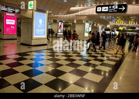 Pendolari alla stazione ferroviaria e al centro commerciale di Osaka, Giappone Foto Stock