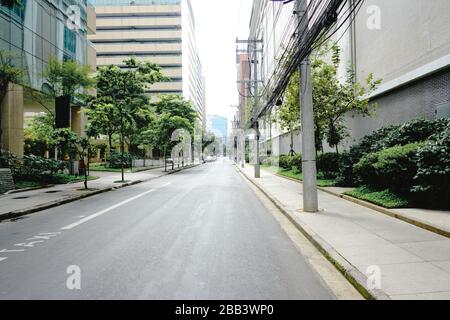 Immagini della città di São Paulo sotto la quarantena di Covid-19 ( marzo 2020 ) con strade vuote, commercio chiuso e senza automobili. Alcune persone sono ancora sulla strada Foto Stock