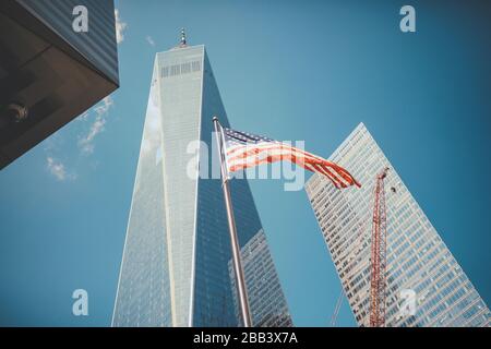 Bandiera americana davanti al One World Trade Center Foto Stock