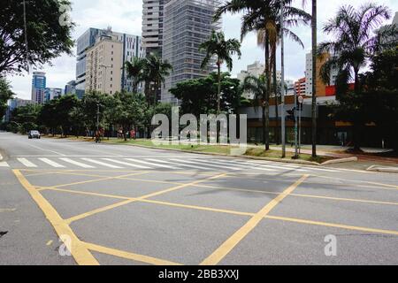 Immagini della città di São Paulo sotto la quarantena di Covid-19 ( marzo 2020 ) con strade vuote, commercio chiuso e senza automobili. Alcune persone sono ancora sulla strada Foto Stock