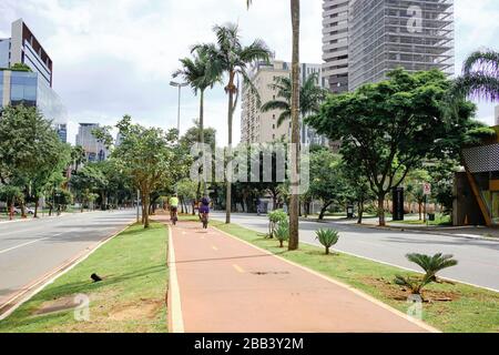 Immagini della città di São Paulo sotto la quarantena di Covid-19 ( marzo 2020 ) con strade vuote, commercio chiuso e senza automobili. Alcune persone sono ancora sulla strada Foto Stock