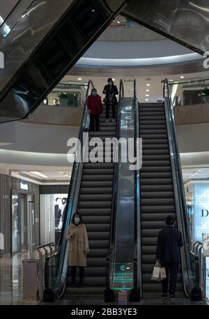 Wuhan, provincia cinese di Hubei. 30th Mar, 2020. I clienti possono prendere le scale mobili presso un centro commerciale a Wuhan, nella provincia Hubei della Cina centrale, il 30 marzo 2020. Molti centri commerciali a Wuhan hanno riaperto il lunedì. Credito: Fei Maohua/Xinhua/Alamy Live News Foto Stock