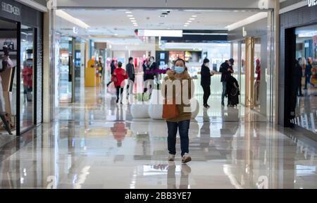 Wuhan, provincia cinese di Hubei. 30th Mar, 2020. I clienti sono visti all'interno di un centro commerciale a Wuhan, nella provincia centrale di Hubei in Cina, il 30 marzo 2020. Molti centri commerciali a Wuhan hanno riaperto il lunedì. Credito: Fei Maohua/Xinhua/Alamy Live News Foto Stock