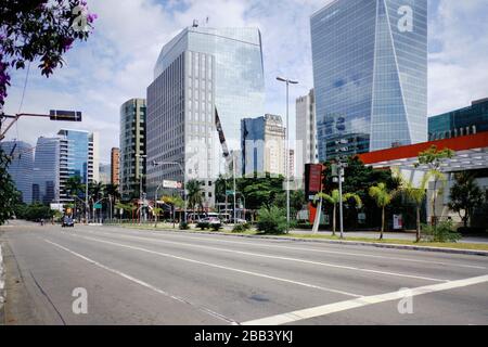 Immagini della città di São Paulo sotto la quarantena di Covid-19 ( marzo 2020 ) con strade vuote, commercio chiuso e senza automobili. Alcune persone sono ancora sulla strada Foto Stock