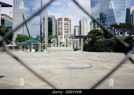 Immagini della città di São Paulo sotto la quarantena di Covid-19 ( marzo 2020 ) con strade vuote, commercio chiuso e senza automobili. Alcune persone sono ancora sulla strada Foto Stock