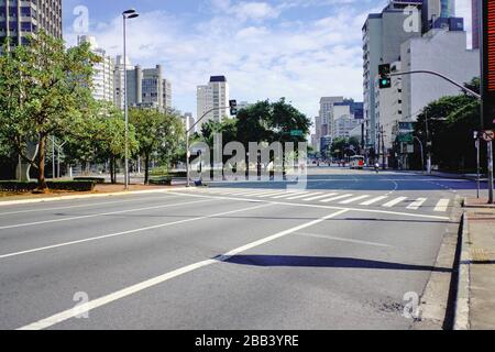 Immagini della città di São Paulo sotto la quarantena di Covid-19 ( marzo 2020 ) con strade vuote, commercio chiuso e senza automobili. Alcune persone sono ancora sulla strada Foto Stock