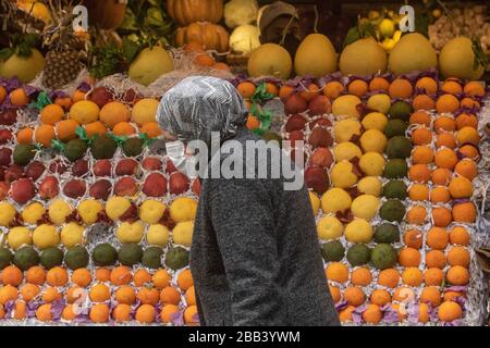 Beirut, Libano. 30 marzo 2020. Un pedone che indossa una maschera chirurgica protettiva che cammina oltre un mercato di frutta durante un blocco a livello nazionale che è stato esteso fino al 12 aprile 2020 per arginare la diffusione di covid-19 coronavirus. Credit: amer ghazzal/Alamy Live News Foto Stock