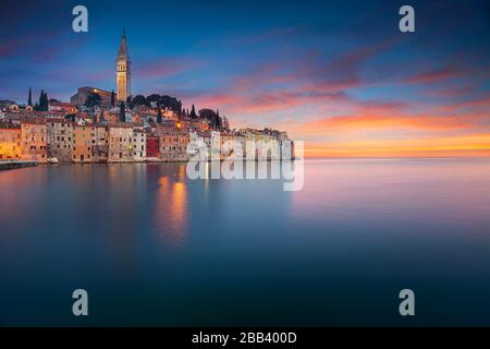 Rovigno, Croazia. Bella romantica città vecchia di Rovigno al tramonto, penisola istriana, Croazia, Europa. Foto Stock