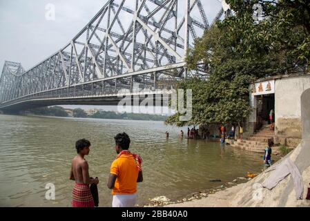 Vista al ponte Howrah sul fiume Hooghly, Calcutta, India Foto Stock