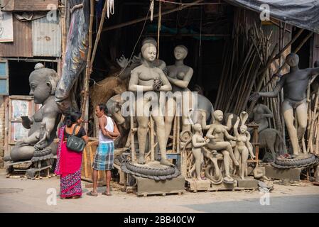 Statue fatte a mano in argilla nel distretto di Kumartuli a Calcutta, India Foto Stock