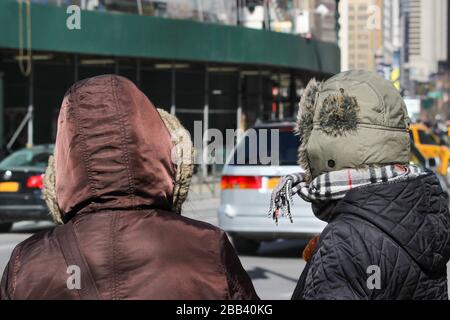 New York indossando abiti invernali in una fredda giornata di febbraio a Manhattan, New York City, Stati Uniti d'America Foto Stock