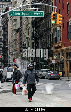 Persone che attraversano la strada di Union Square in una fredda giornata invernale a Manhattan, New York City, Stati Uniti d'America Foto Stock