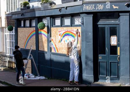"Community Spirit" a Brighton come poster che celebrano l'NHS e i Key Workers sono incollati a un pub a bordo a Kemptown, Brighton - mentre si tiene 'So Foto Stock