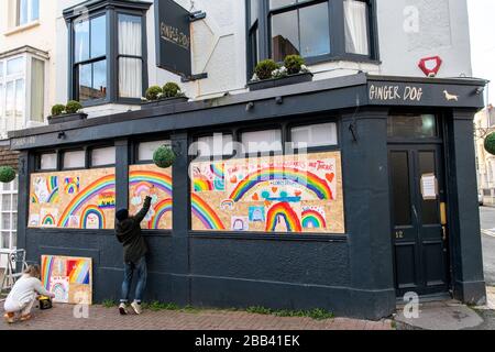 "Community Spirit" a Brighton come poster che celebrano l'NHS e i Key Workers sono incollati a un pub a bordo a Kemptown, Brighton - mentre si tiene 'So Foto Stock
