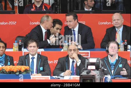 Il primo ministro David Cameron, il presidente russo Vladimir Putin (a sinistra) e il ministro degli Esteri William Hague (a destra) guardano l'azione durante la semifinale femminile Judo 78kg nella North Arena all'Excel di Londra. Foto Stock