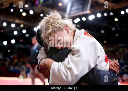 Kayla Harrison (a destra) degli Stati Uniti reagisce dopo aver vinto la medaglia d'oro nella Judo femminile della 78kg all'Excel Arena di Londra. Foto Stock