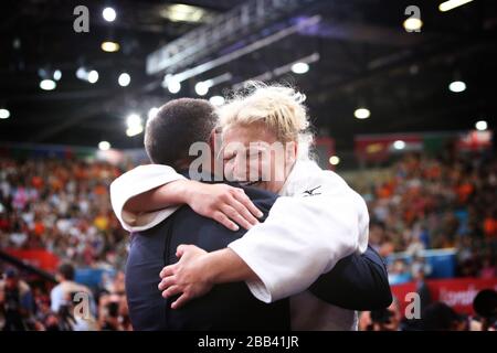 Kayla Harrison (a destra) degli Stati Uniti reagisce dopo aver vinto la medaglia d'oro nella Judo femminile della 78kg all'Excel Arena di Londra. Foto Stock