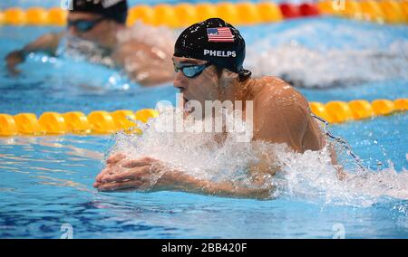 Michael Phelps degli Stati Uniti durante la 200m individuale Medley Final maschile all'Aquatics Center nell'Olympic Park di Londra. Foto Stock