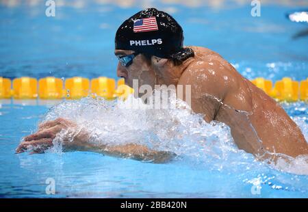 Michael Phelps degli Stati Uniti durante la 200m individuale Medley Final maschile all'Aquatics Center nell'Olympic Park di Londra. Foto Stock